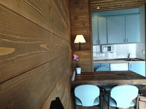 Kjøleskap, mikrobølgeovn, kokeplater og kjøkkenutstyr