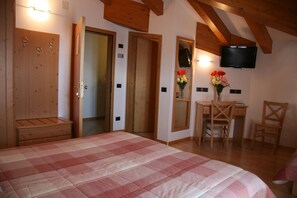 Zimmersafe, kostenloses WLAN, Bettwäsche