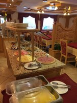 Café da manhã com buffet grátis todos os dias