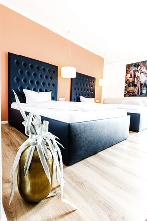 In-room safe, individually decorated, desk, blackout drapes - Art Hotel Ingolstadt (Ingolstadt)