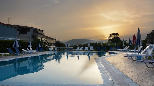 Outdoor pool, pool umbrellas, sun loungers - Plubis Studios Aparthotel (Zakynthos)