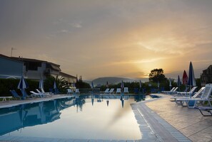 Outdoor pool - Plubis Studios Aparthotel (Zakynthos)