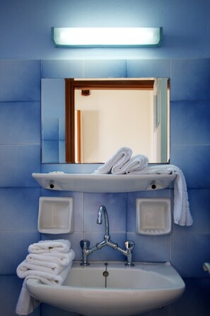 Dusche, Regendusche, Haartrockner, Handtücher