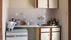 Fridge, stovetop, electric kettle, cookware/dishes/utensils - Plubis Studios Aparthotel (Zakynthos)