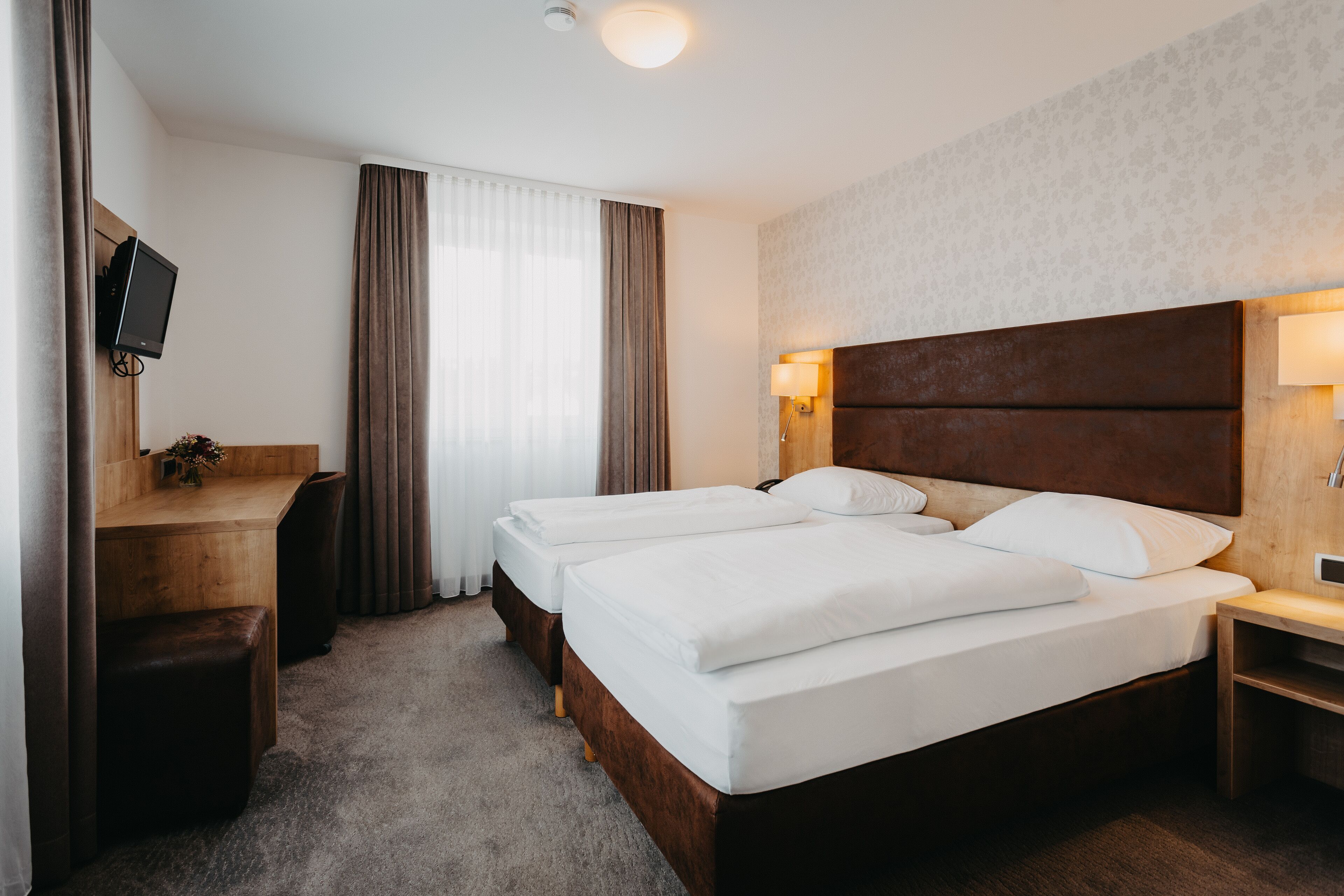 double room | laptop workspace, blackout curtains, soundproofing, free wifi