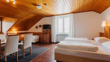 Vierbettzimmer | Laptopgeeigneter Arbeitsplatz, Verdunkelungsvorhänge