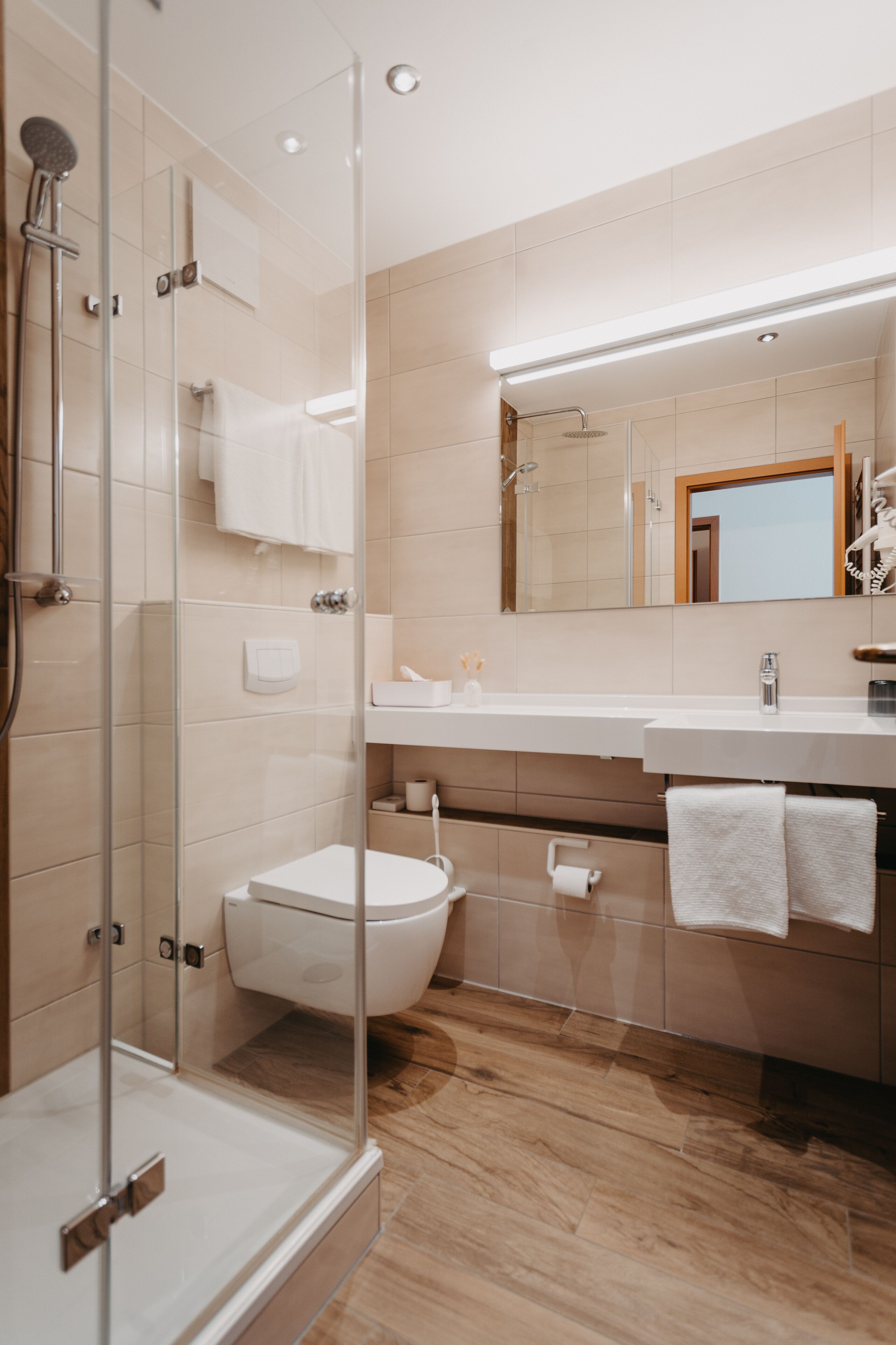 double room | bathroom | shower, towels