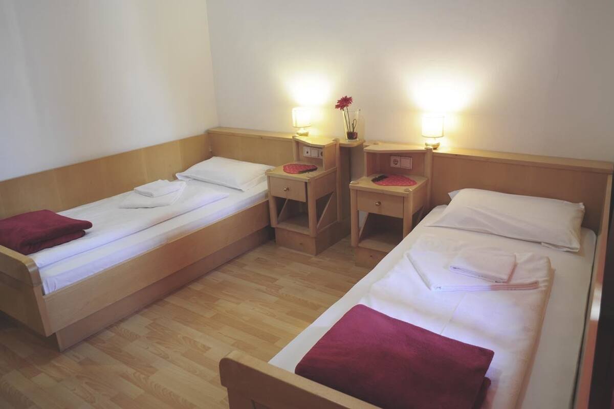 Basic Double Room, 2 Katil Bujang (Single), Non Smoking | Peti besi dalam bilik, meja, Wi-fi percuma 