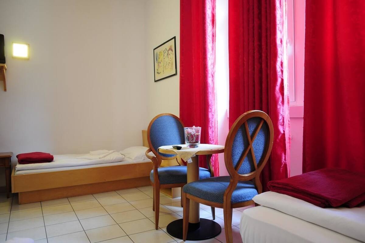 Basic Triple Room, Berbilang Katil, Non Smoking | Peti besi dalam bilik, meja, Wi-fi percuma 