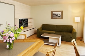 Comfort Apartment | Living area | Flat-screen TV - Familienhotel Weimar (Weimar)