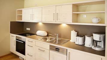 Apartment, 2 Schlafzimmer | Eigene Küche | Kühlschrank, Herdplatte, Wasserkocher mit Kaffee-/Teezubehör
