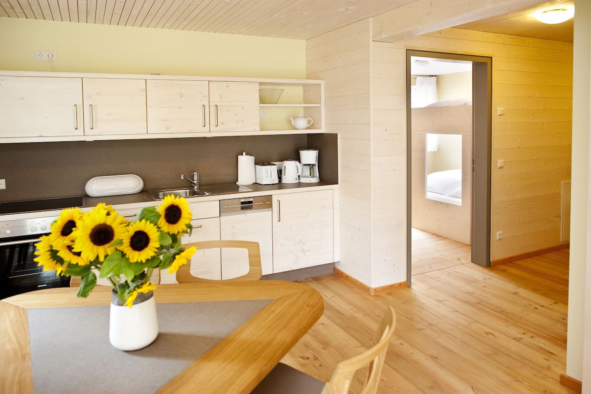 apartment, 2 bedrooms | private kitchen | fridge, stovetop, coffee/tea maker, electric kettle