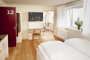 Apartamento básico | Escritorio, sistema de insonorización, wifi gratis y ropa de cama