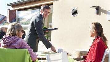 Daily cooked-to-order breakfast (EUR 24.00 per person)