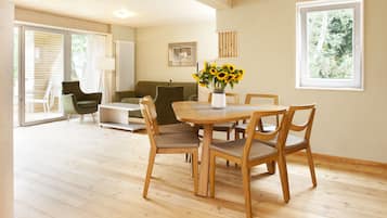Apartment, 2 Schlafzimmer | Wohnzimmer | Flachbildfernseher