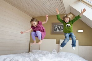Apartment, 1 Bedroom | Desk, soundproofing, free WiFi, bed sheets - Familienhotel Weimar (Weimar)