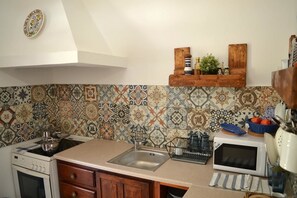 House, 1 Bedroom | Private kitchen | Fridge, microwave, oven, stovetop - CasaLindos Spitaki (Rhodes)