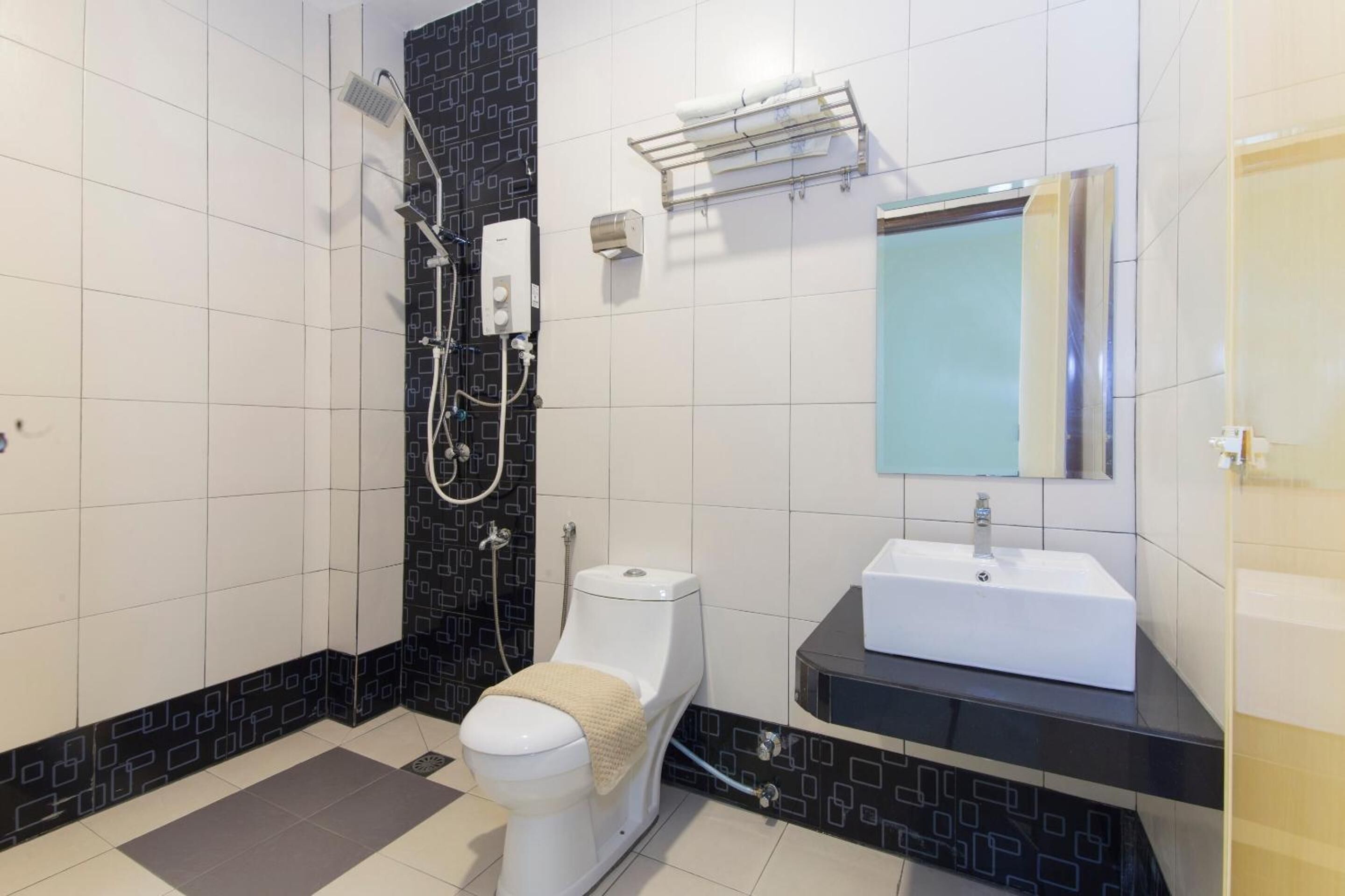 shower, rainfall showerhead, bidet, towels