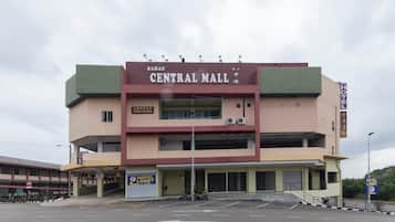 Un edificio a più piani con un cartello che recita 'BAHAU CENTRAL MALL HOTEL LOBBY'.