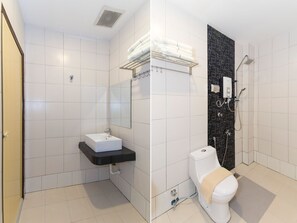 Douche, douche à « effet pluie », bidet, serviettes fournies