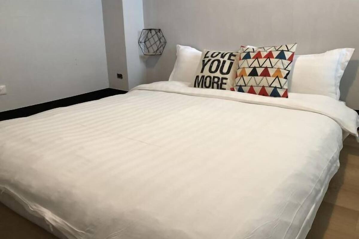 Down comforters, WiFi (free), bed sheets