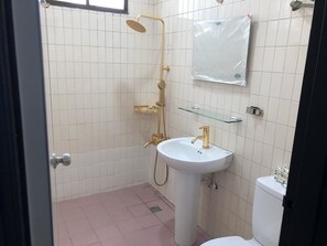 Bathroom shower - Xiang Pin Hotel (Hualien City)