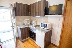 Apartment, 1 Schlafzimmer, Terrasse (3A) | Eigene Küche | Kühlschrank, Mikrowelle, Ofen, Herdplatte