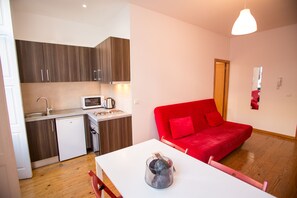 Appartamento, 1 camera da letto, balcone (2A) | Cucina privata | Frigorifero, microonde, forno, piano cottura