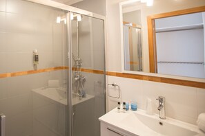 Apartment, 1 Schlafzimmer (2B) | Badezimmer | Dusche, kostenlose Toilettenartikel, Haartrockner, Handtücher