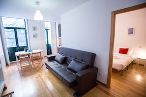 Appartamento, 1 camera da letto, balcone (1A) | Area soggiorno | TV a schermo piatto