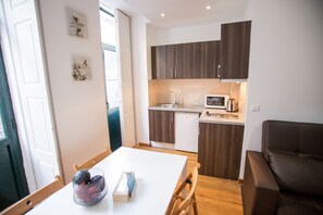 Apartment, 1 Schlafzimmer, Balkon (1A) | Eigene Kochnische | Kühlschrank, Mikrowelle, Ofen, Herdplatte