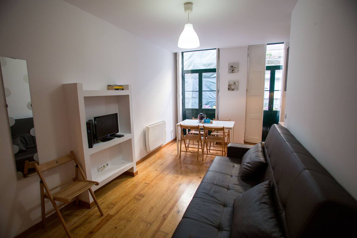 Apartamento, 1 habitación, balcón (1A) | Tabla de planchar con plancha, cunas (de pago), wifi gratis