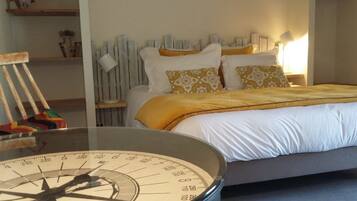 Suite (Chez Jean) | Decoración personalizada, muebles diferentes y cortinas blackout