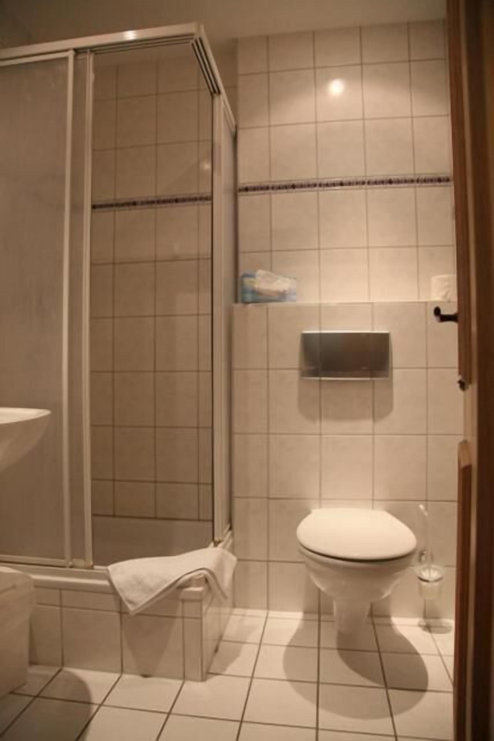 deep-soaking bathtub, hair dryer, towels