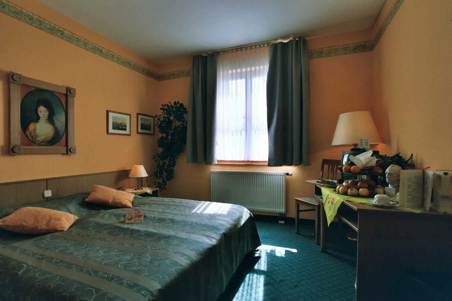 desk, rollaway beds, free wifi, bed sheets