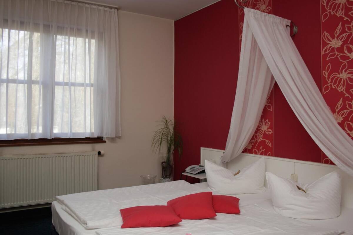 desk, rollaway beds, free wifi, bed sheets