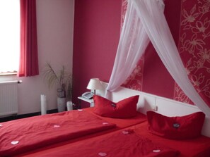 Desk, rollaway beds, free WiFi, bed sheets - Jembo Park (Jena)