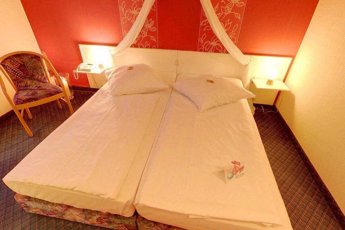 Double Room | Desk, rollaway beds (surcharge), WiFi (free), bed sheets