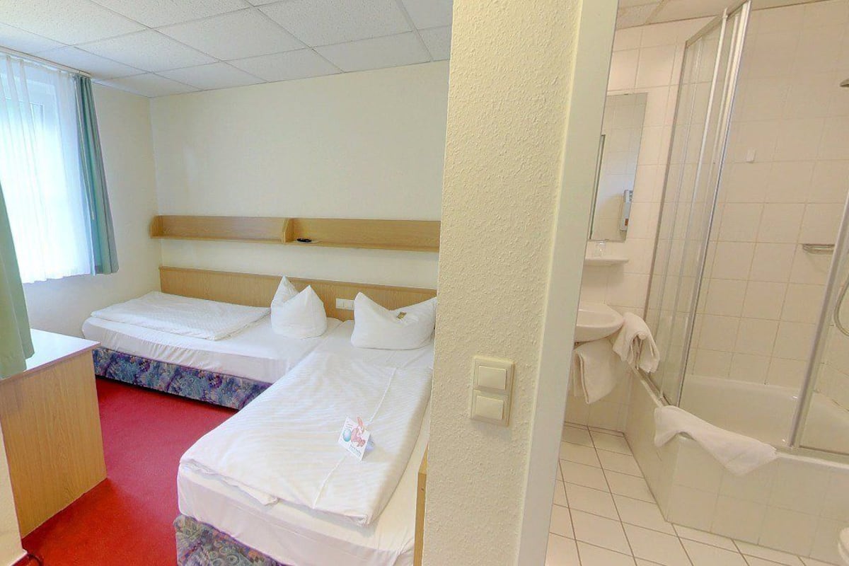 TvÄbÀddsrum | Skrivbord, extrasÀngar, gratis wi-fi och sÀngklÀder