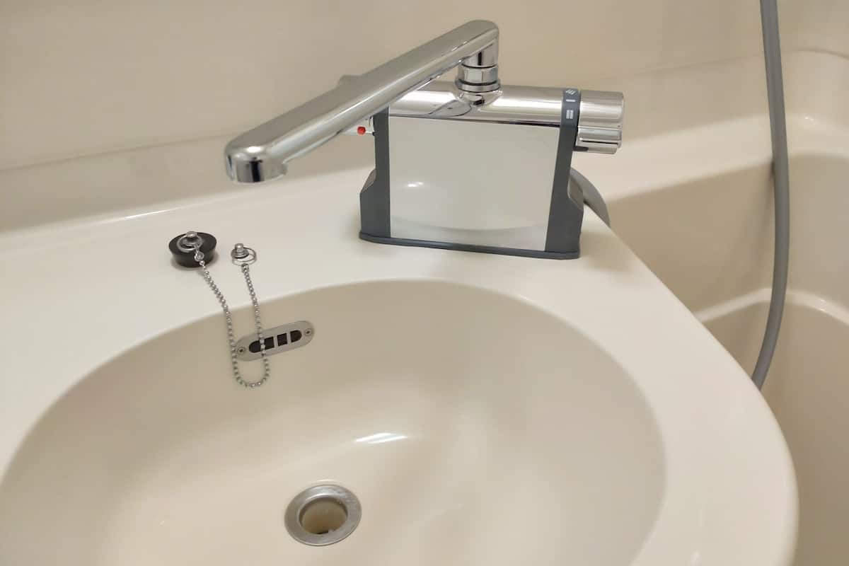 combined shower/bathtub, deep-soaking bathtub, free toiletries