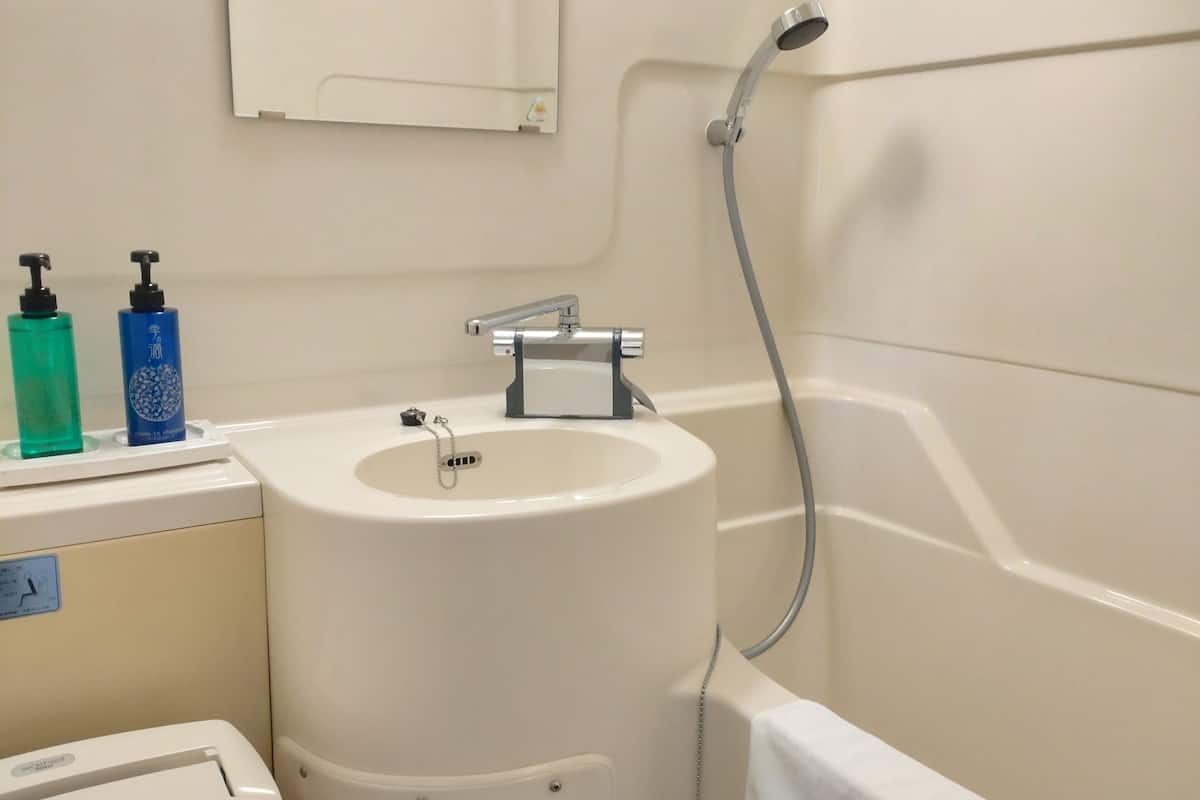 combined shower/bathtub, deep-soaking bathtub, free toiletries