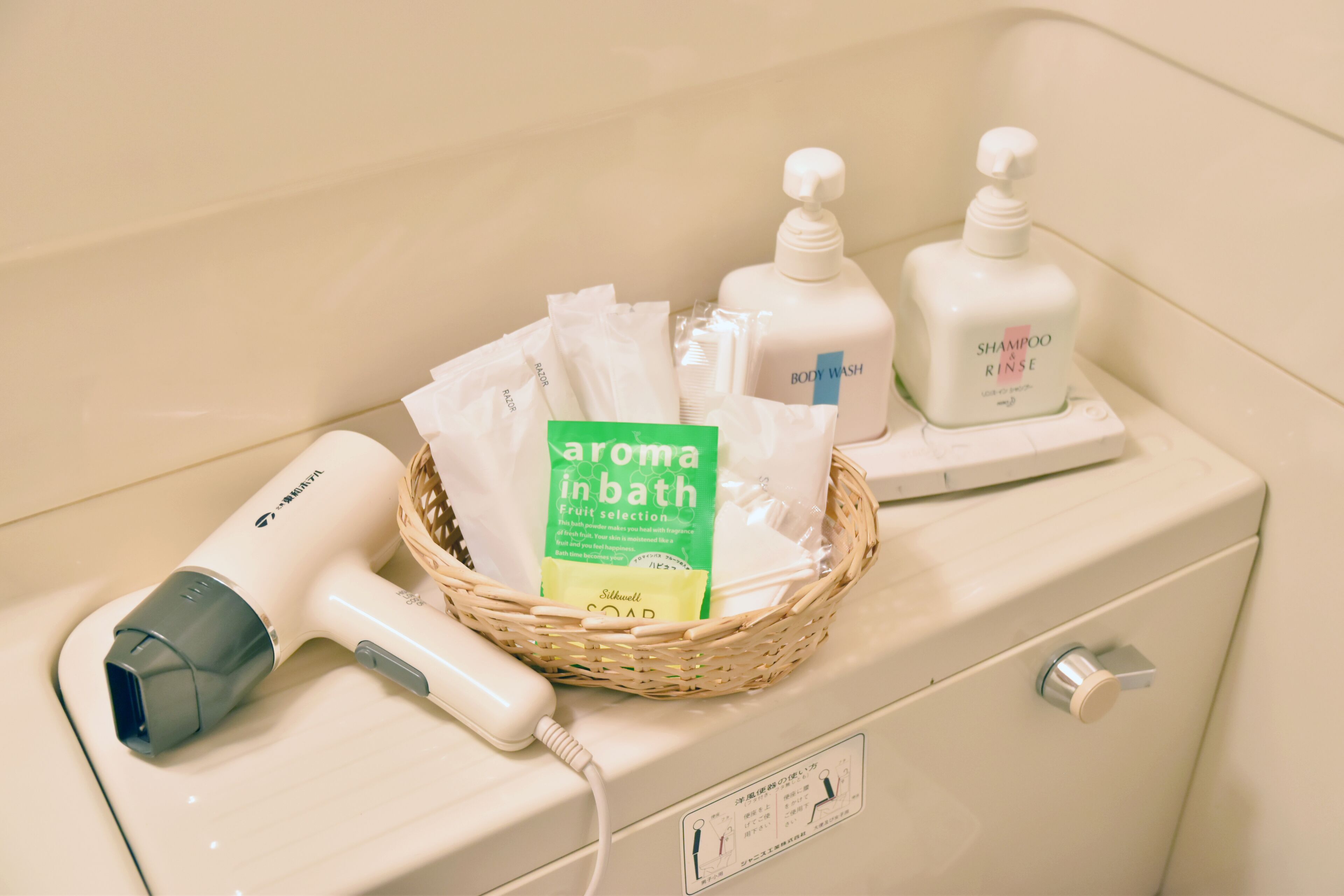 combined shower/bathtub, deep-soaking bathtub, free toiletries