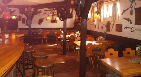 Bar (on property). Hotel Stadt Baunatal