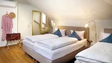 Vierbettzimmer | Hochwertige Bettwaren, Zimmersafe, Schreibtisch, Verdunkelungsvorhänge