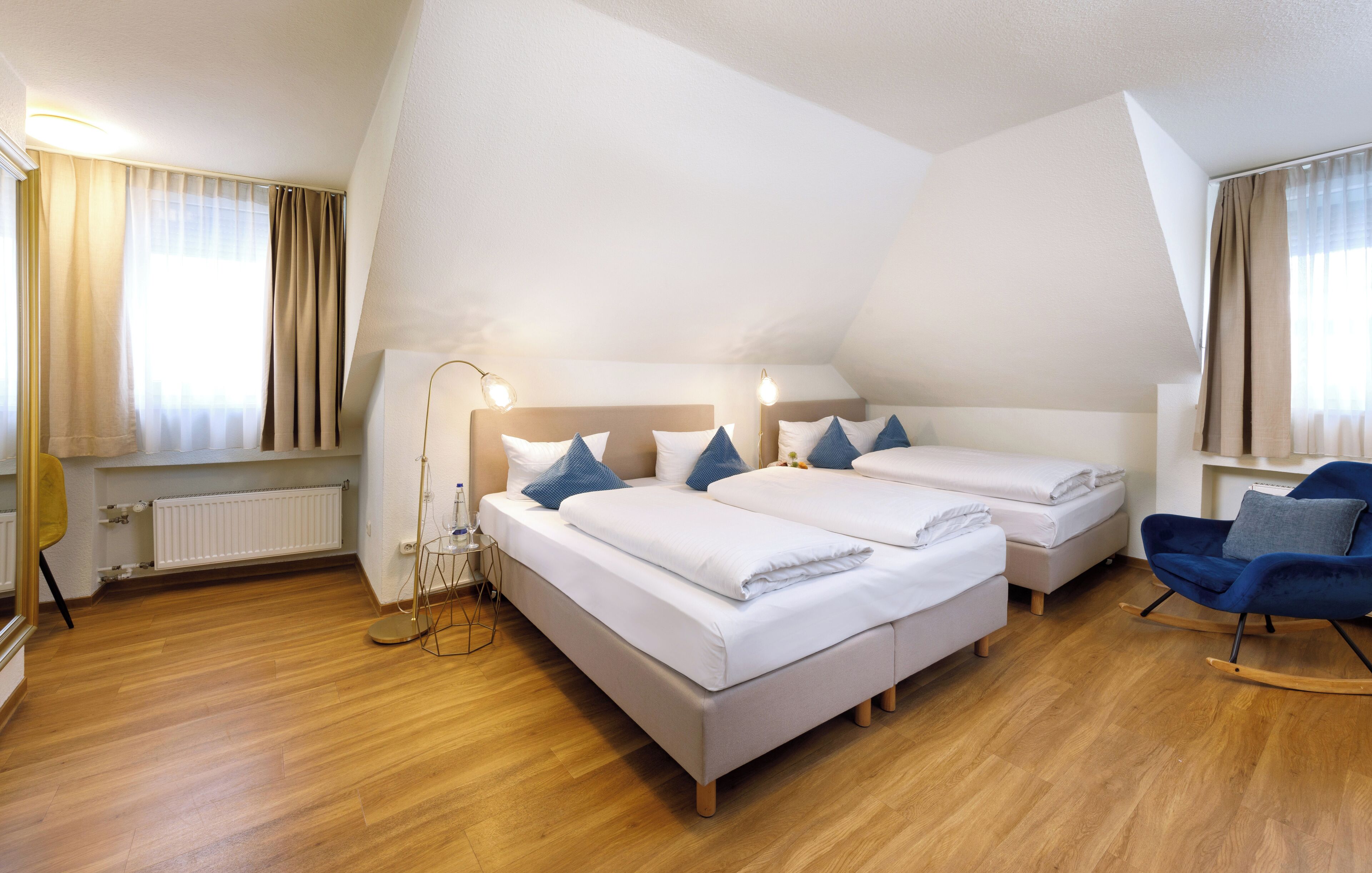 Vierbettzimmer | Hochwertige Bettwaren, Zimmersafe, Schreibtisch, Verdunkelungsvorhänge