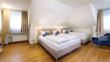 Vierbettzimmer | Hochwertige Bettwaren, Zimmersafe, Schreibtisch, Verdunkelungsvorhänge