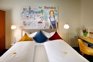 Ropa de cama de alta calidad, caja fuerte, escritorio y cortinas opacas