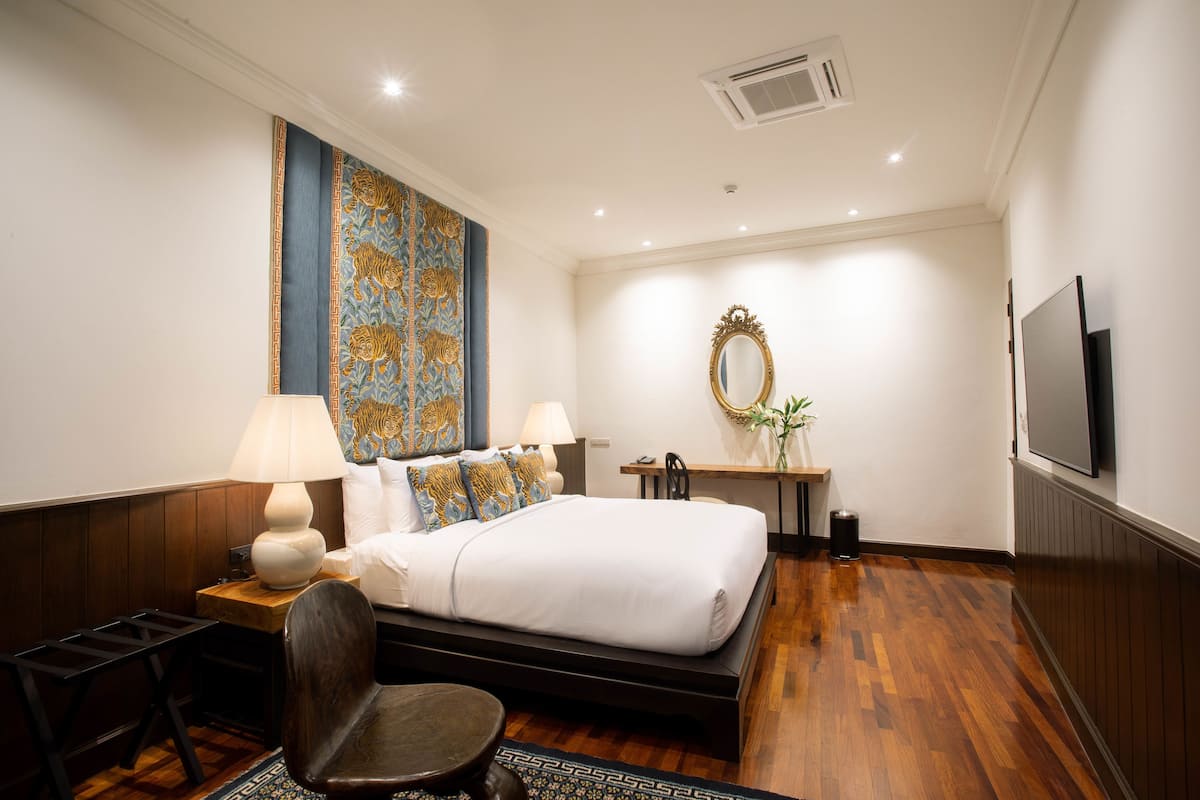 Junior Room, 1 King Bed, Non Smoking | Premium bedding, pillowtop beds, in-room safe, individually decorated