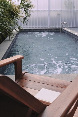 Piscina externa, espreguiçadeiras