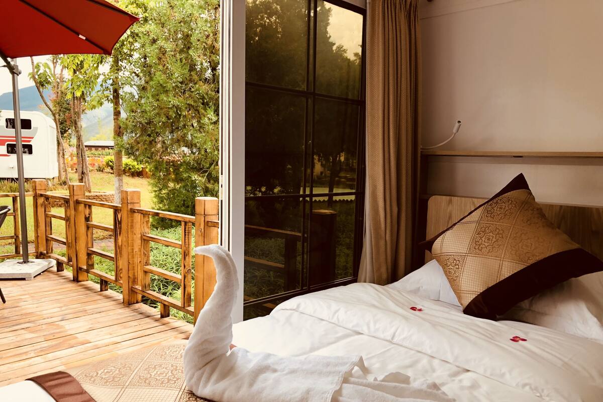 2 Schlafzimmer, individuell dekoriert, individuell eingerichtet